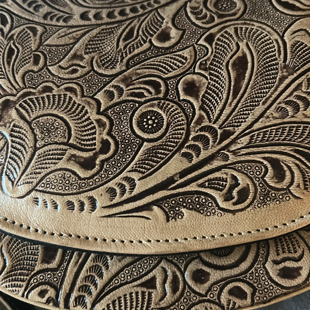 HAND TOOLED Ivory Color leather cross body or shoulder bag from Mexico NWOT - Picture 3 of 7